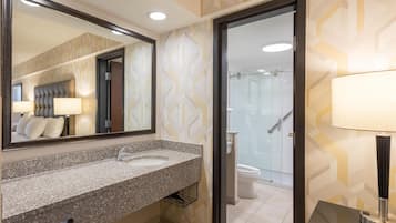 Combined shower/bathtub, free toiletries, hair dryer, towels