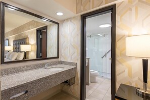 Ensemble baignoire-douche, articles de toilette (gratuits)