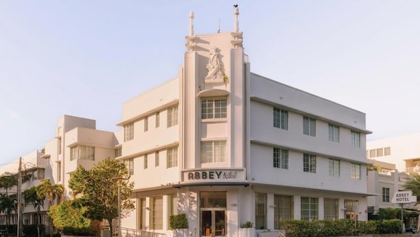 Un bâtiment blanc sur lequel on peut lire l’inscription « Abbey Hotel ».