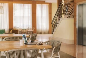 Interior - Abbey Hotel (Miami Beach)