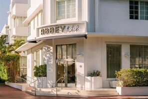 Exterior detail - Abbey Hotel (Miami Beach)
