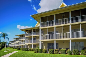 Hotel Exterior at Hilton Vacation Club Charter Club Naples Bay