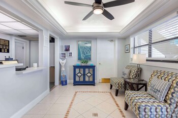 Reception area at Hilton Vacation Club Charter Club Naples Bay