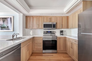 Full-sized fridge, microwave, oven, stovetop