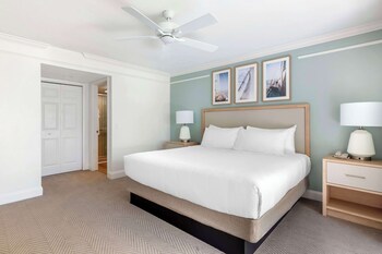2 bedrooms, premium bedding, in-room safe, desk at Hilton Vacation Club Charter Club Naples Bay