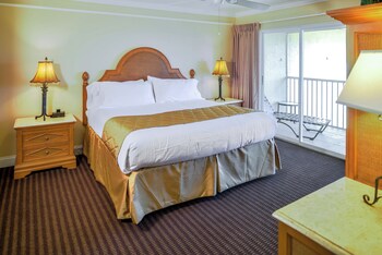 2 bedrooms, premium bedding, in-room safe, desk at Hilton Vacation Club Charter Club Naples Bay