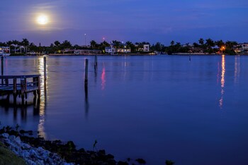 Hotel Exterior at Hilton Vacation Club Charter Club Naples Bay
