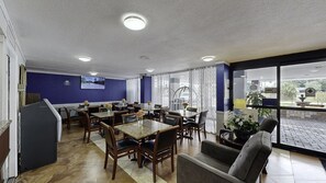 TV - Days Inn by Wyndham Orlando Downtown (Orlando)