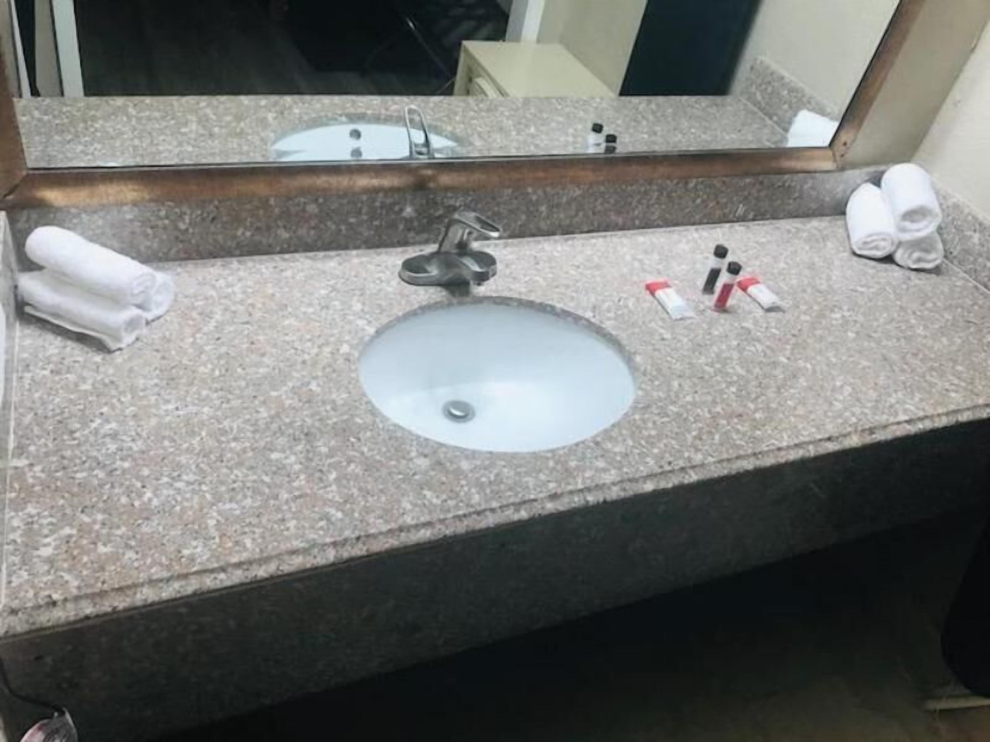 Bathroom | Combined shower/bathtub, free toiletries, hair dryer, towels