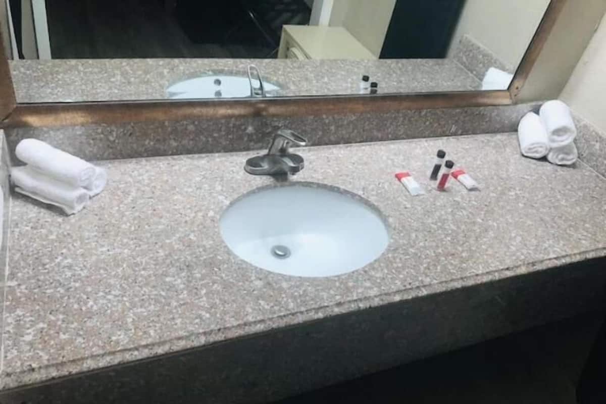 Bathroom | Combined shower/bathtub, free toiletries, hair dryer, towels