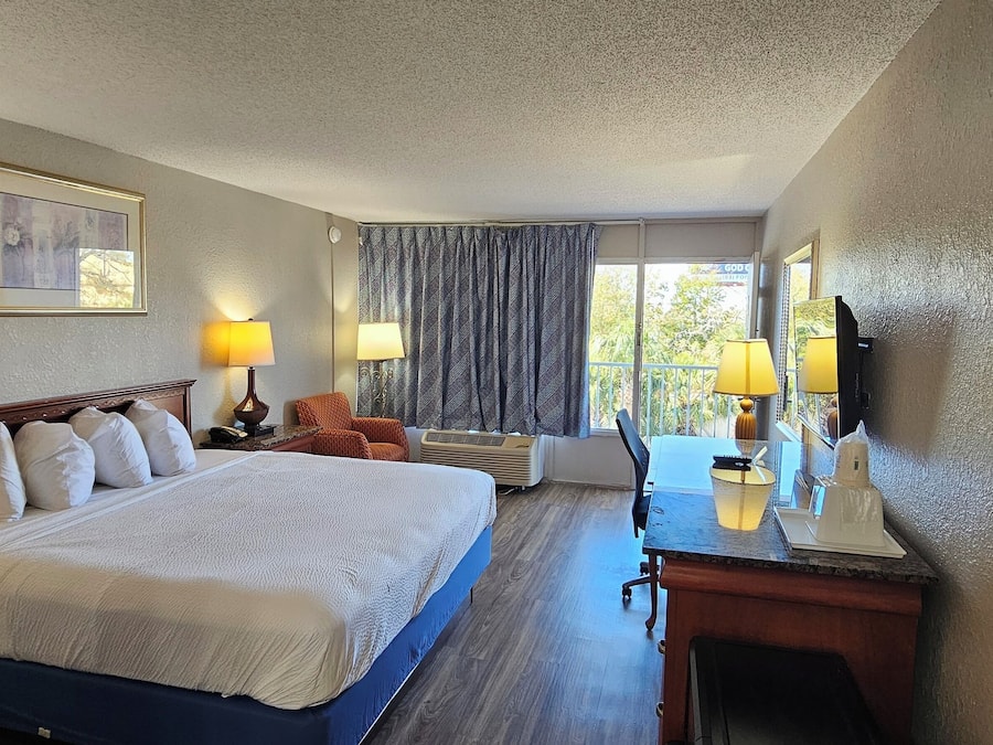 Een kluis op de kamer, een bureau, verduisterende gordijnen