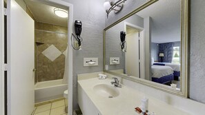 Combined shower/bathtub, free toiletries, hair dryer, towels