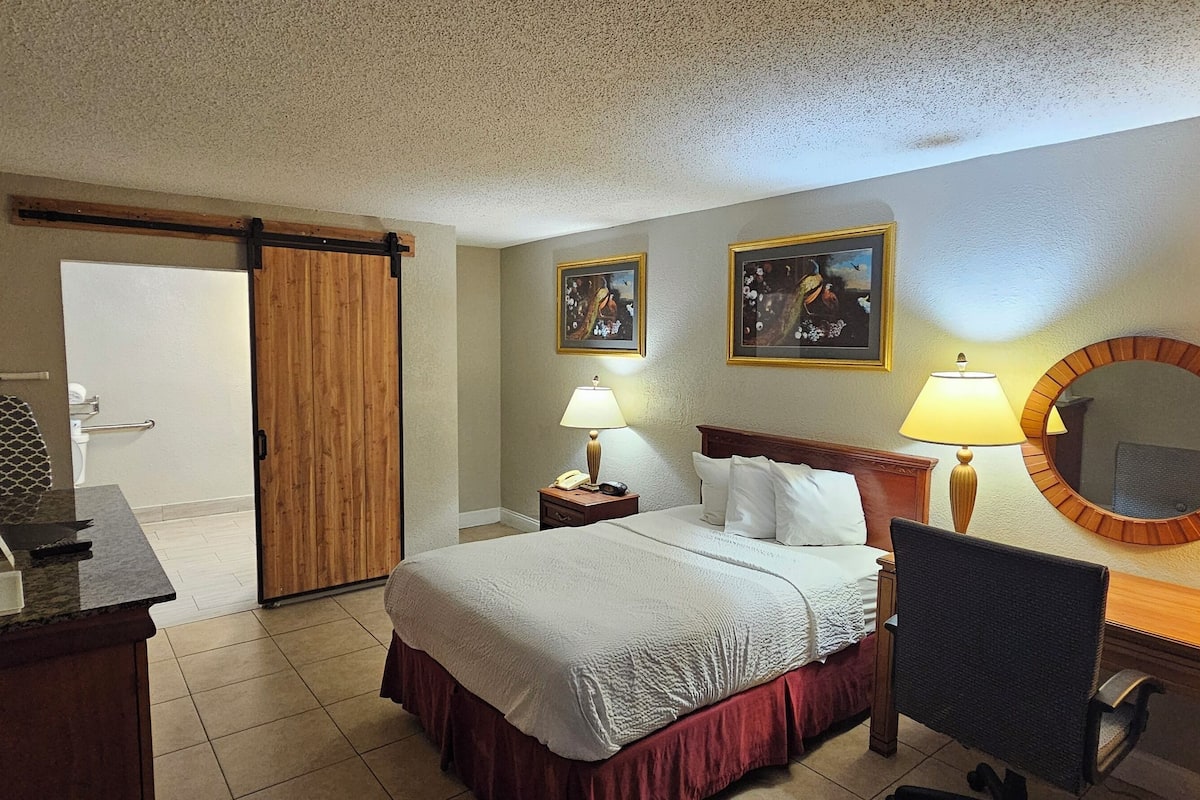 Room, 1 Double Bed, Accessible, Non Smoking (First Floor) | In-room safe, desk, blackout drapes, free cribs/infant beds