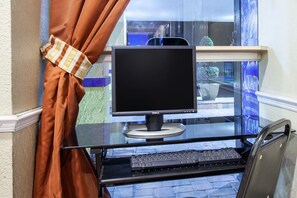 Business center - Days Inn by Wyndham Orlando Downtown (Orlando)
