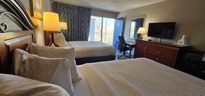 In-room safe, desk, blackout drapes, bed sheets - Days Inn by Wyndham Orlando Downtown (Orlando)