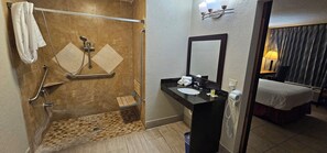 Zimmer, 1 King-Bett, barrierefrei, Nichtraucher (Mobility,Hearing,Roll-In Shower) | Badezimmer