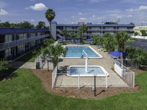 Una piscina al aire libre