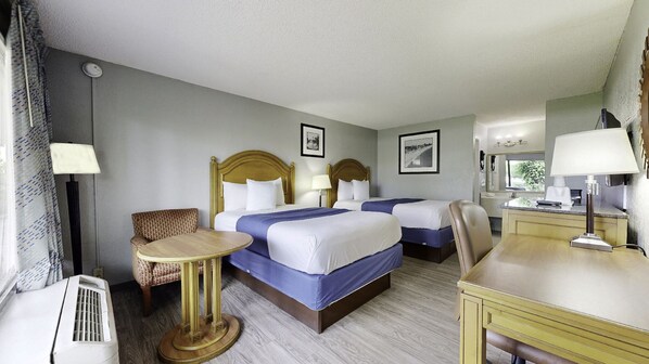 In-room safe, desk, blackout drapes, free cribs/infant beds - Days Inn by Wyndham Orlando Downtown (Orlando)