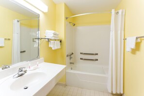 1 kamar tidur, meja kerja, tirai kedap cahaya, dan setrika/meja setrika