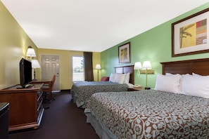 Standard-huone, 2 keskisuurta parisänkyä | 1 makuuhuone, työpöytä, pimennysverhot, silitysrauta/-lauta