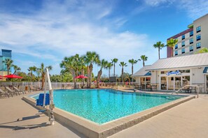 Outdoor pool, open 8:00 AM to 10:00 PM, pool umbrellas, sun loungers - Orlando International Drive North Hotel (Orlando)