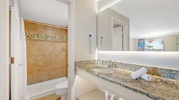 Hydromassage showerhead, free toiletries, hair dryer, towels
