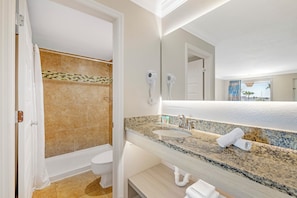 Regadera con hidromasaje y amenidades de baño gratuitas
