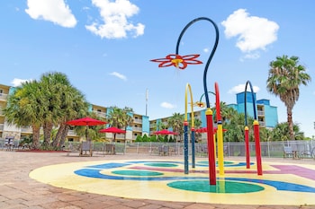 Outdoor pool, open 8:00 AM to 10:00 PM, pool umbrellas, sun loungers at Orlando International Drive North Hotel