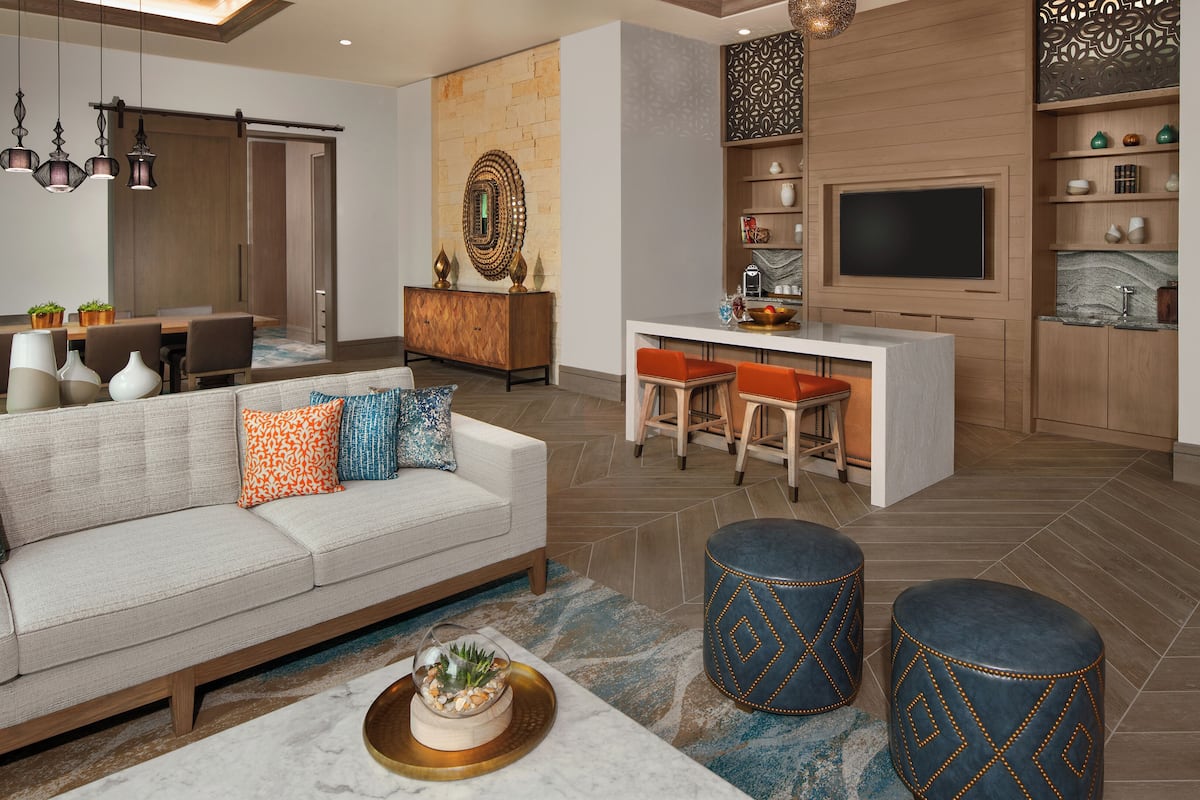 Caja de seguridad en la habitación y escritorio