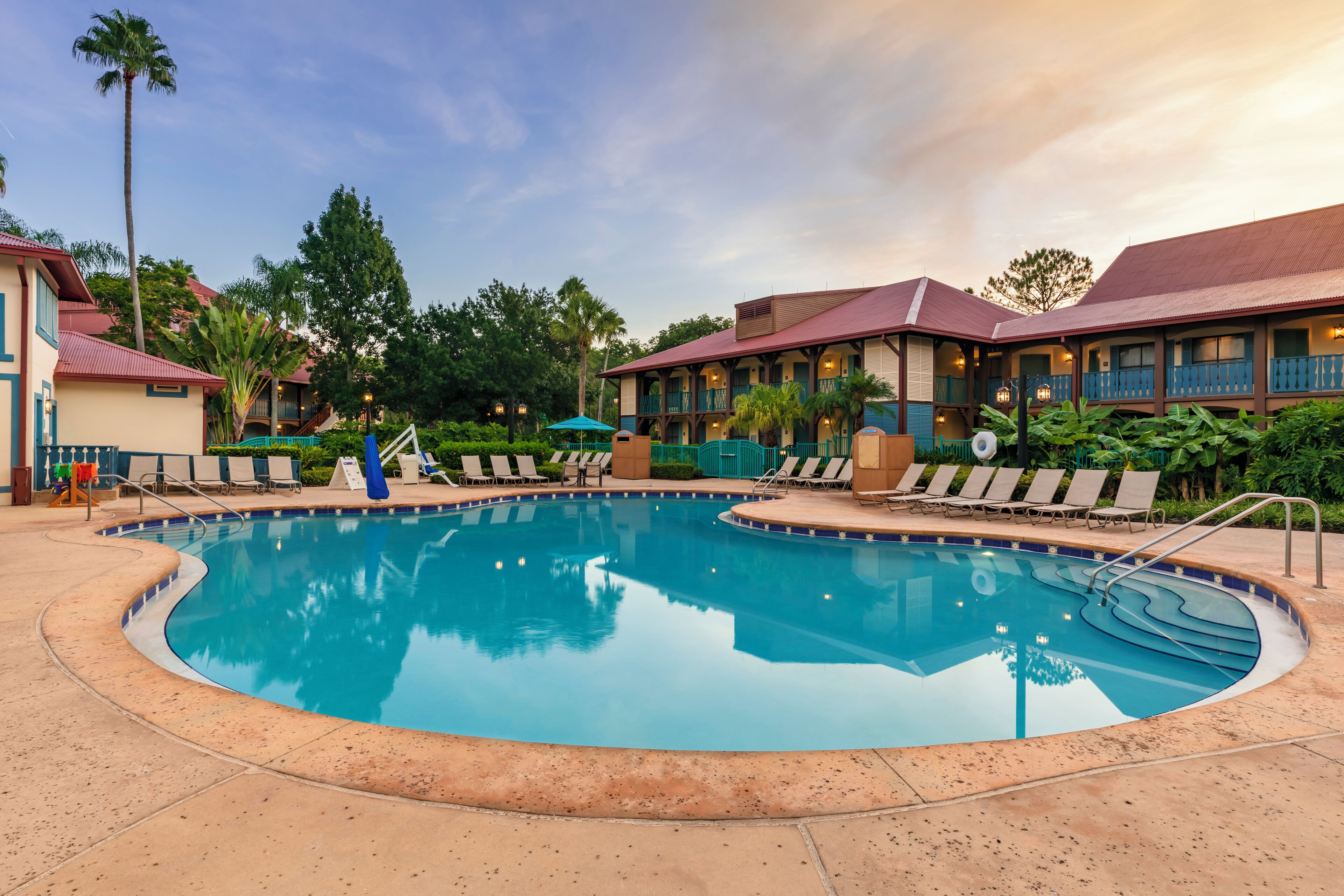 Una piscina cubierta, 4 piscinas al aire libre