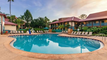 Una piscina cubierta, 4 piscinas al aire libre