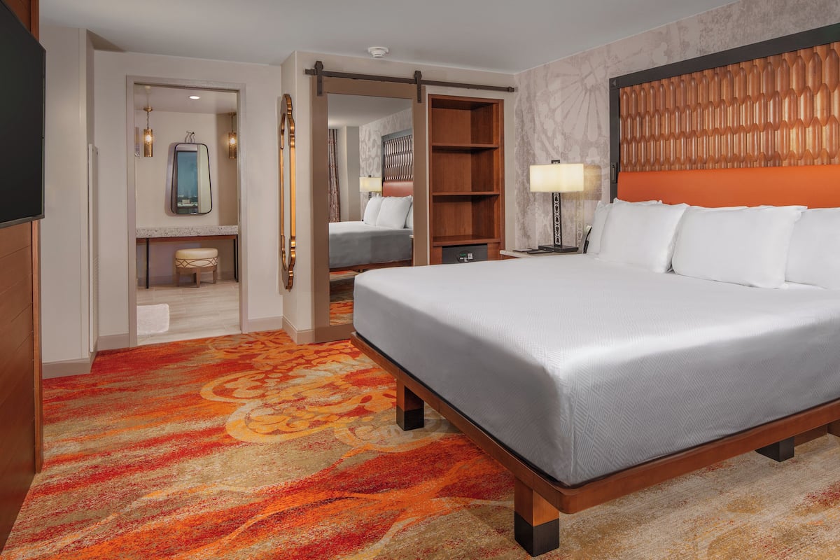 Caja de seguridad en la habitación y escritorio