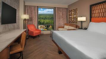 Tower - Resort View - King Bed. Wheelchair accessible with roll-in shower and option for hearing acc | Caja fuerte, escritorio, tabla de planchar con plancha y wifi gratis