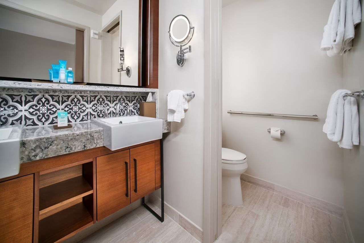 combined shower/bathtub, hair dryer, towels