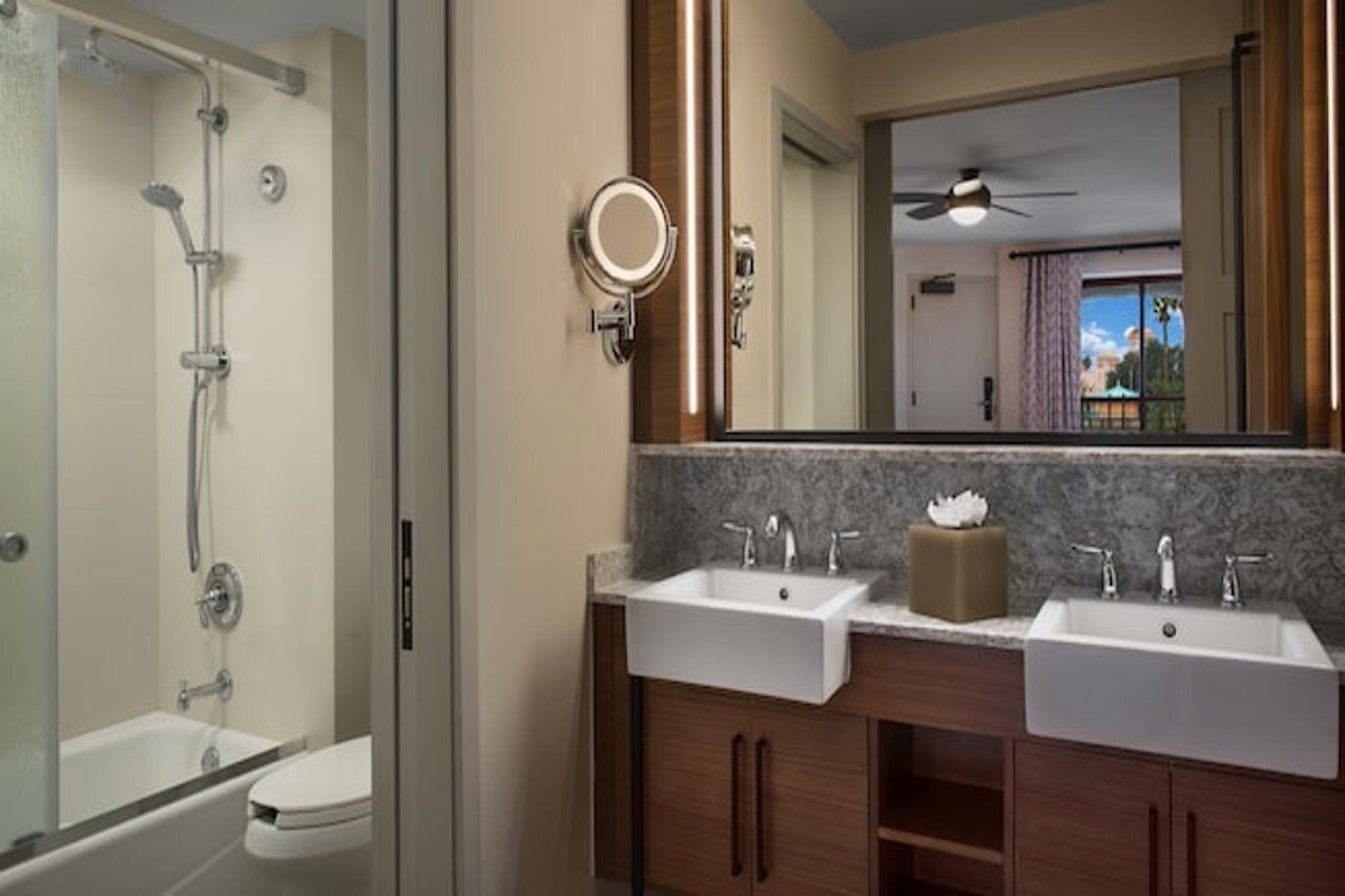 combined shower/bathtub, hair dryer, towels