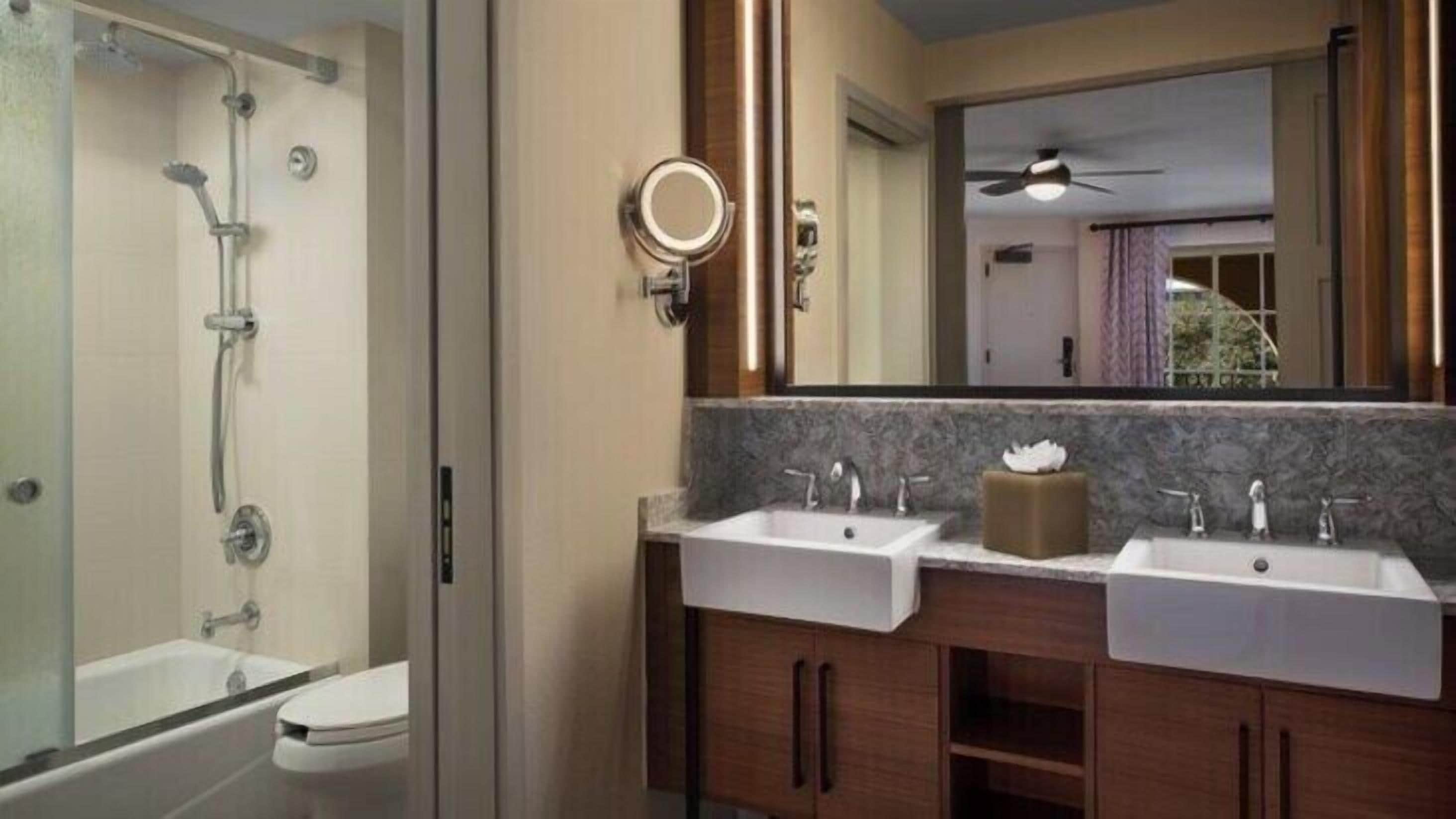Bathroom | Combined shower/bathtub, hair dryer, towels