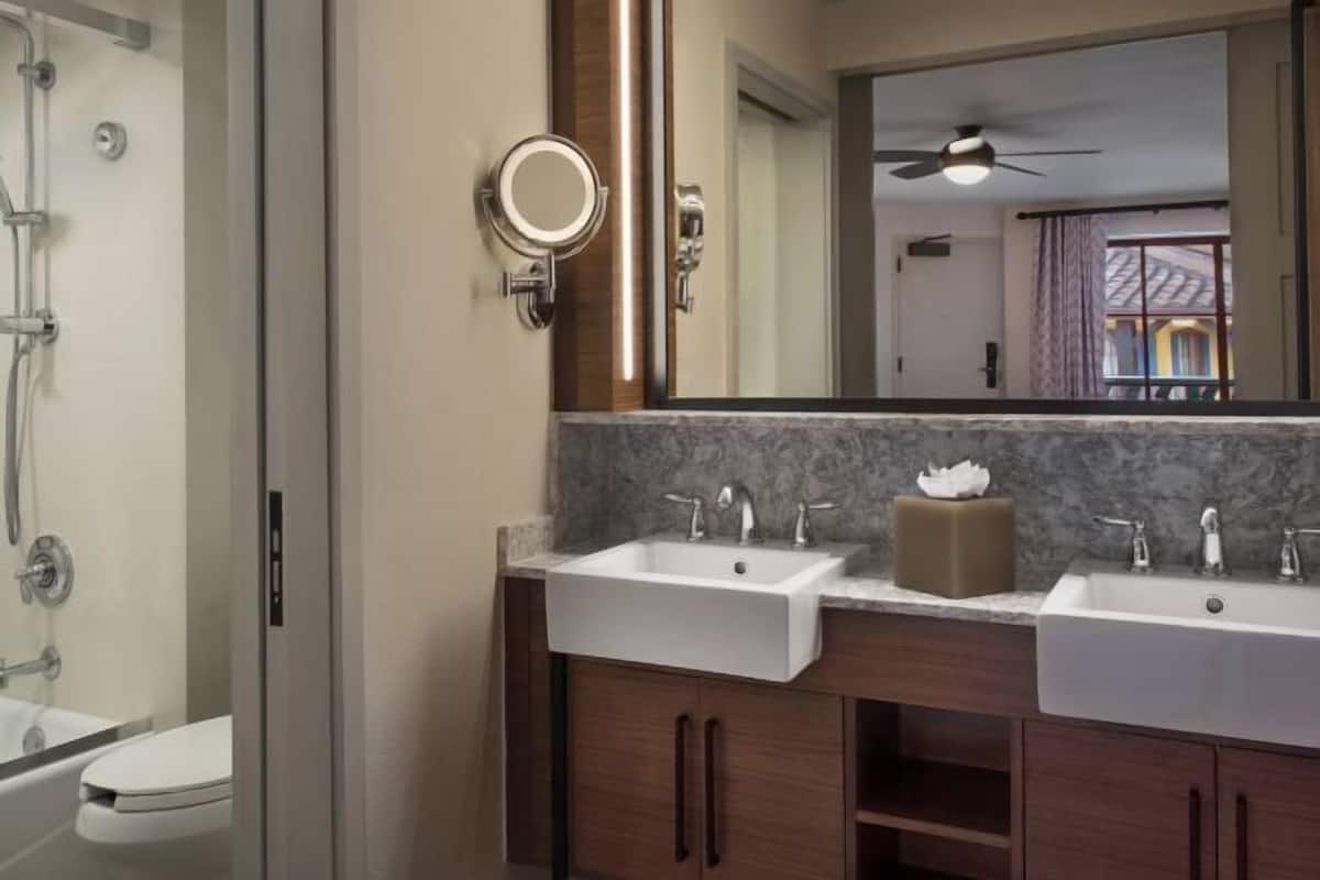 Badkamer | Een bad/douchecombinatie, een haardroger, handdoeken