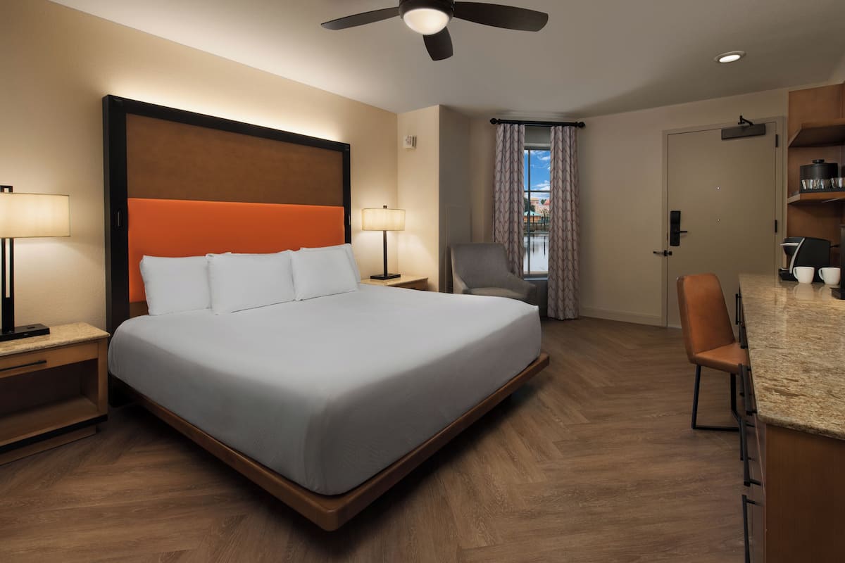 Village - Water View - King. Wheelchair accessible with roll-in shower and option for hearing access | Cofres nos quartos, escrivaninha, ferros/tábuas de passar roupa
