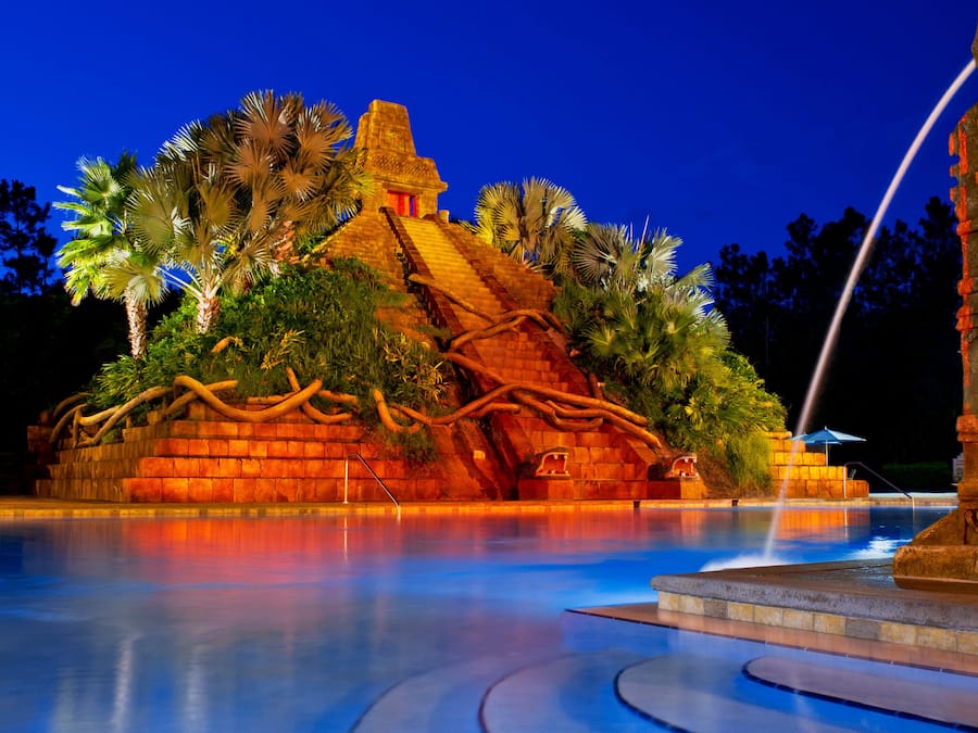 Innendørsbasseng og 4 utendørsbassenger