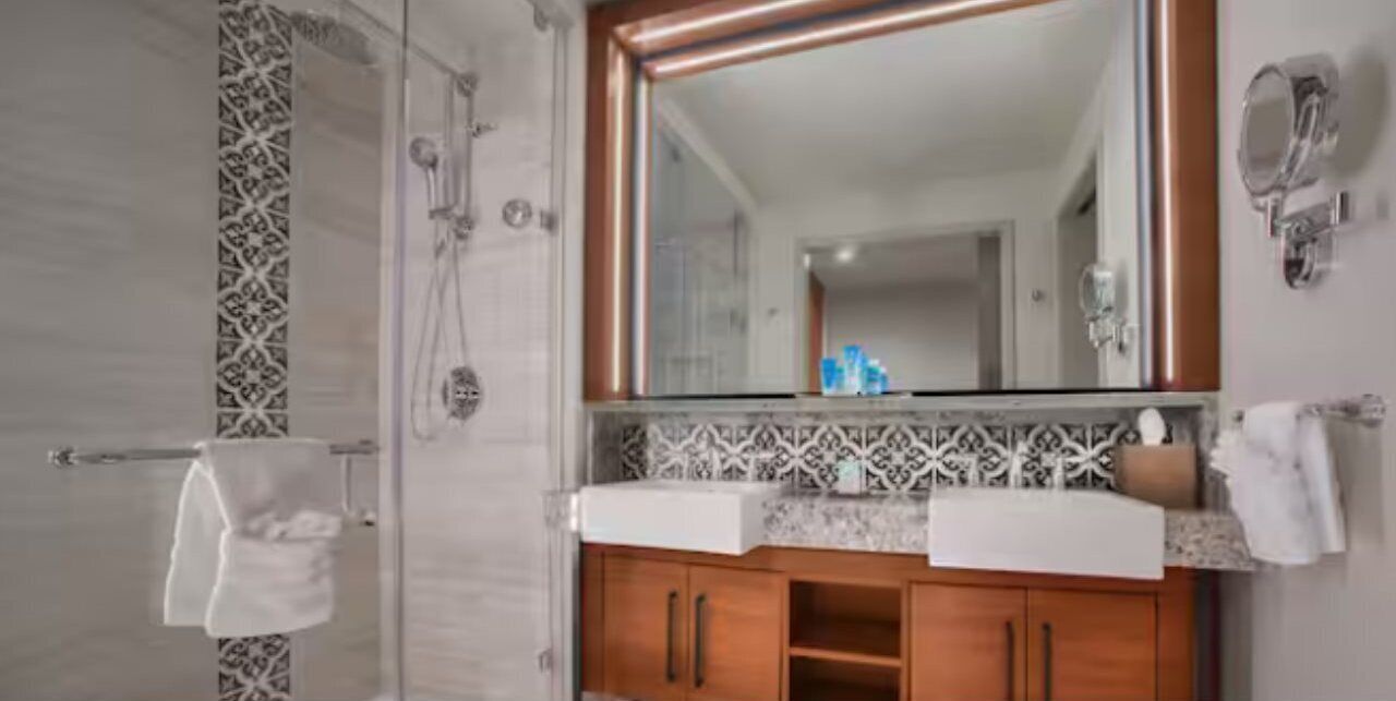 combined shower/bathtub, hair dryer, towels