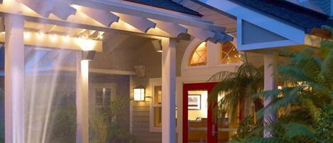 Façana frontal de l'allotjament (vespre/nit)