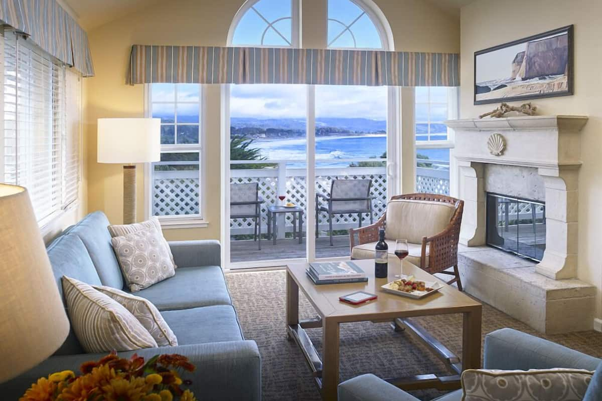 Suite, 1 King Bed with Sofabed, Partial Ocean View | Living room