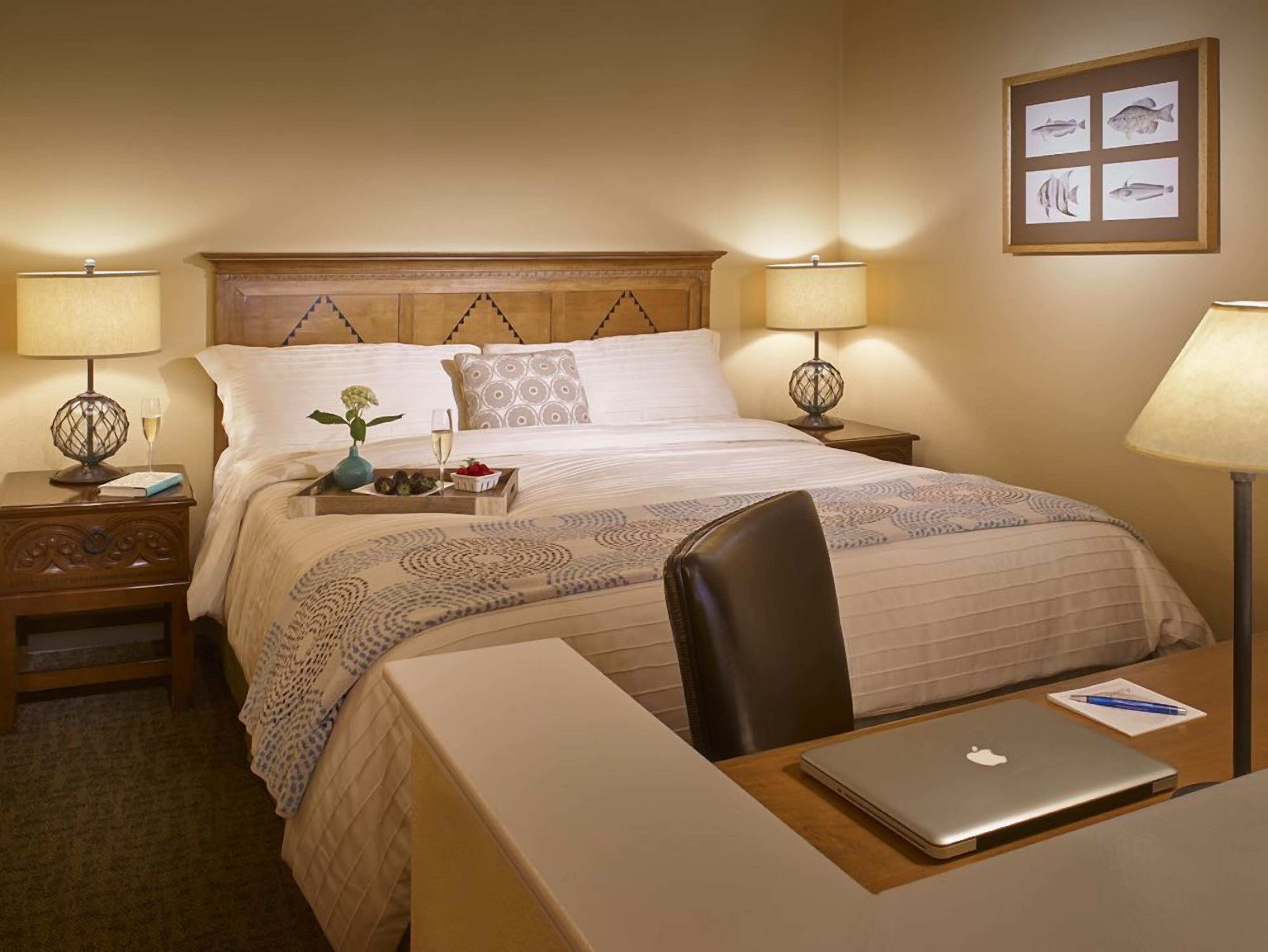 premium bedding, down duvets, in-room safe, desk