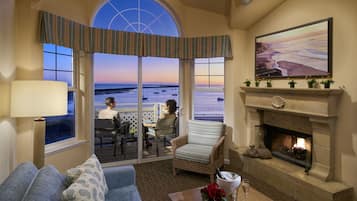 Penthouse Suite, 1 King Bed with Sofabed, Ocean View | Beach/ocean view