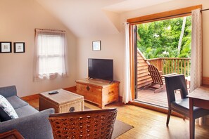 Cigar House Queen Suite w/ Poolside Balcony | Coin séjour