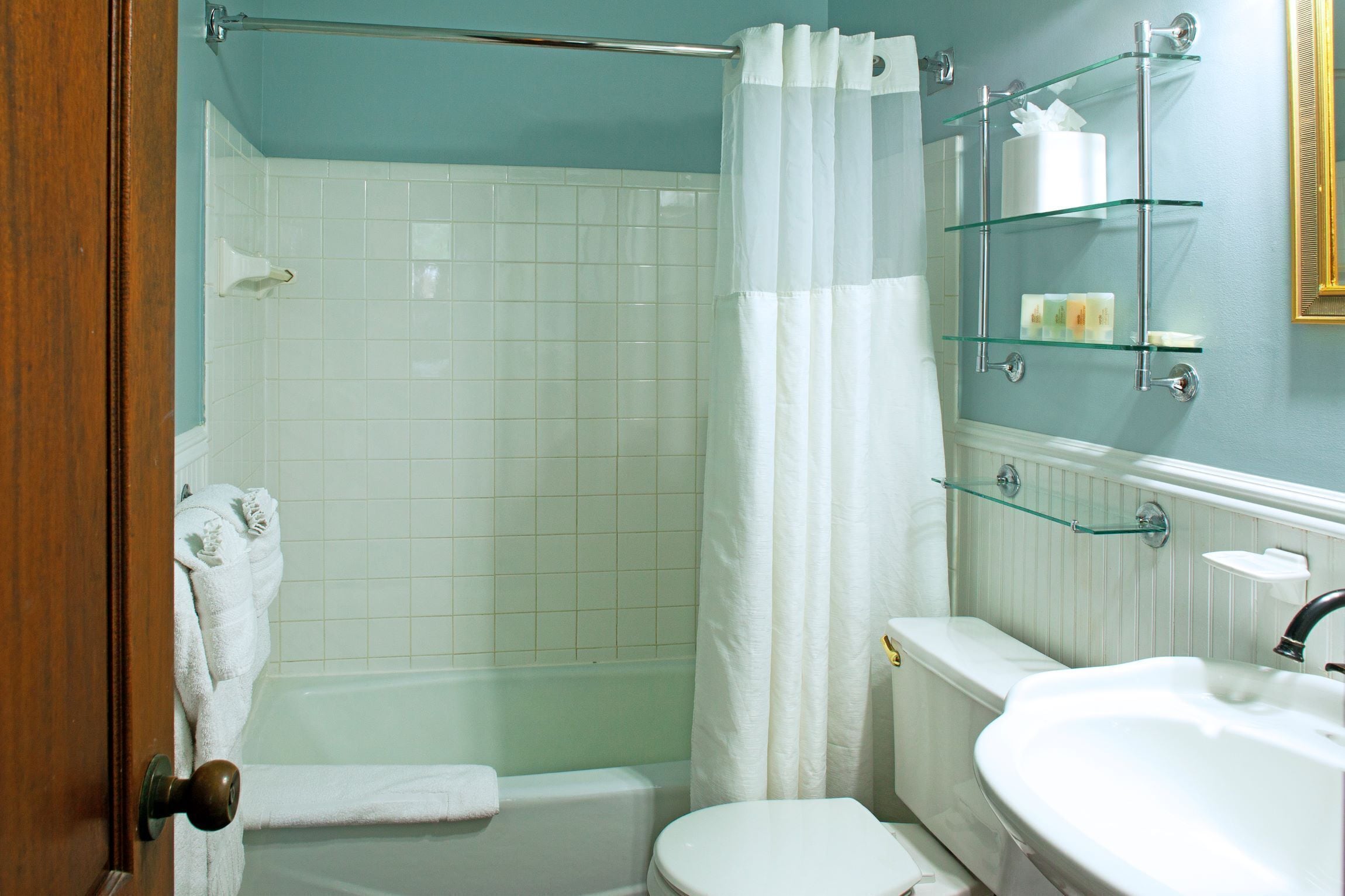 island city house king | bathroom | combined shower/bathtub, hair dryer, towels