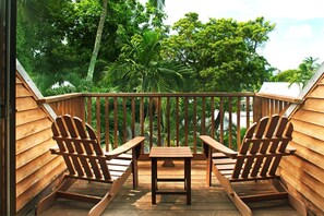 Cigar House Queen Suite w/ Poolside Balcony | Teras/patio