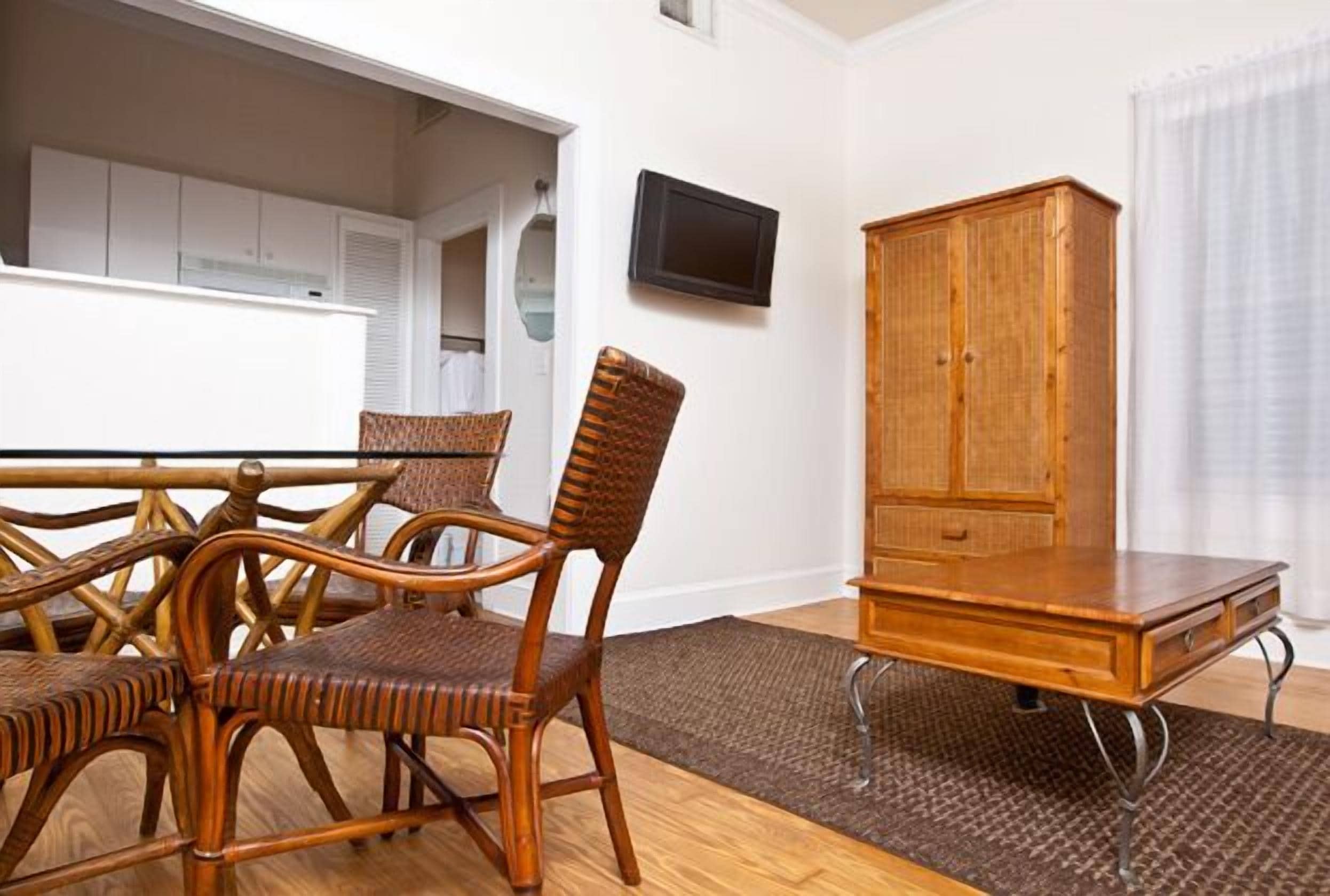 arch house 2 bedroom suite  | in-room dining