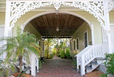 Island City House Hotel - Image 37