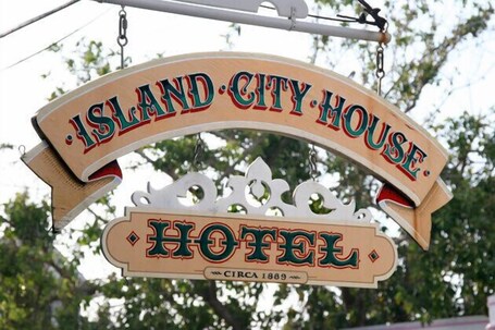 Island City House Hotel - Image 40